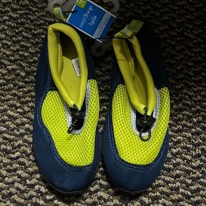 Boys Water Shoes Size Medium 2-3